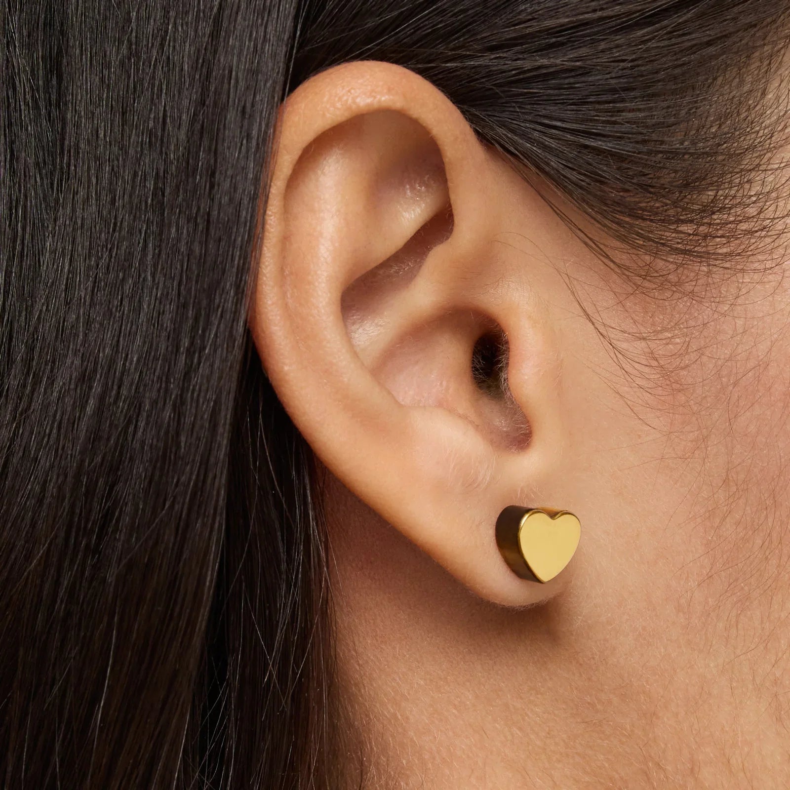 עגיל זהב צמוד לאוזן בצורת לב, עיצוב אופנתי של CHOZEN, צילום תקריב על אוזן