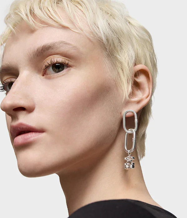 דוגמנית עם עגיל תליון כסף גדול, אופנה עכשווית, מבית CHOZEN מותגים מובילים