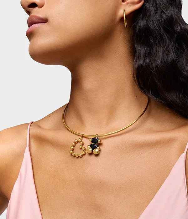 דוגמנית עונדת שרשרת זהב עם תליון לב ועיגולים, עיצוב אופנתי מבית CHOZEN