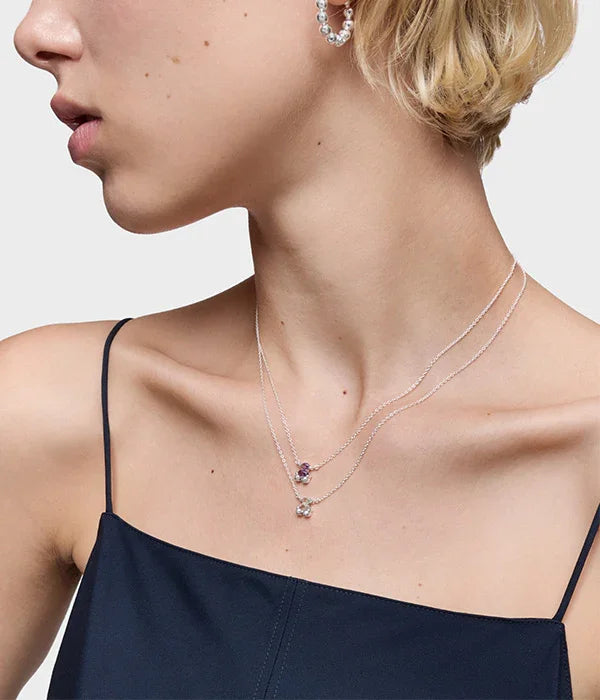 שרשראות כסף עדינות לנשים, עם תליון קטן, על דוגמנית בגופיה כהה, CHOZEN אלפא מותגים