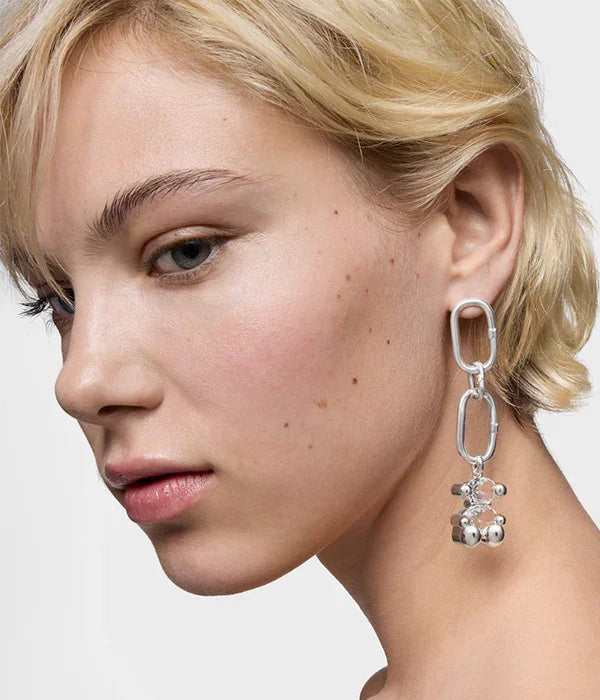 עגיל כסף תלוי מעוצב בסגנון מודרני על דוגמנית, מבית CHOZEN מותגים מובילים