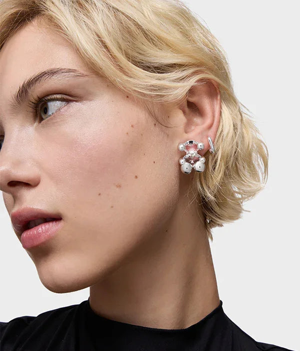 אישה עם עגילים מעוצבים בצורת דוב כסוף מבית CHOZEN, צילום תקריב אופנתי