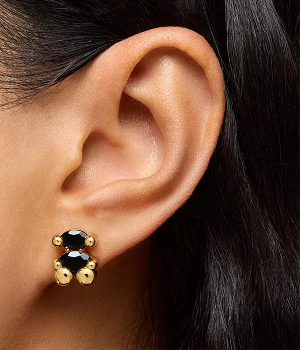 עגיל זהב עם אבנים שחורות על אוזן, תכשיטי יוקרה CHOZEN מקבוצת אלפא