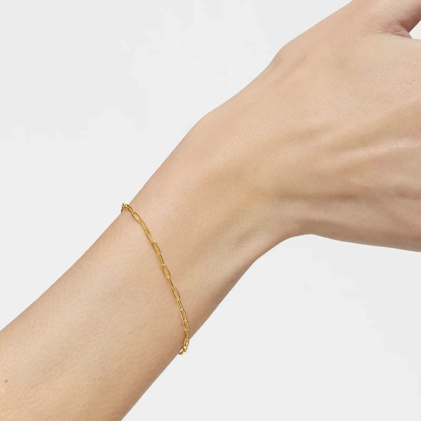 צמיד עדין זהב על יד, תכשיטי CHOZEN, אופנה יוקרתית מבית קבוצת אלפא