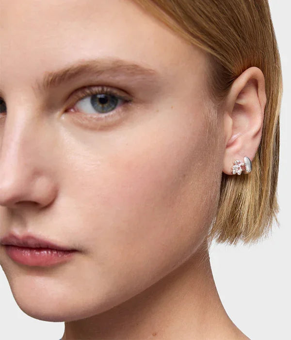 אישה עונדת עגילי כסף מעוצבים, צילום תקריב, תכשיטים יוקרתיים CHOZEN