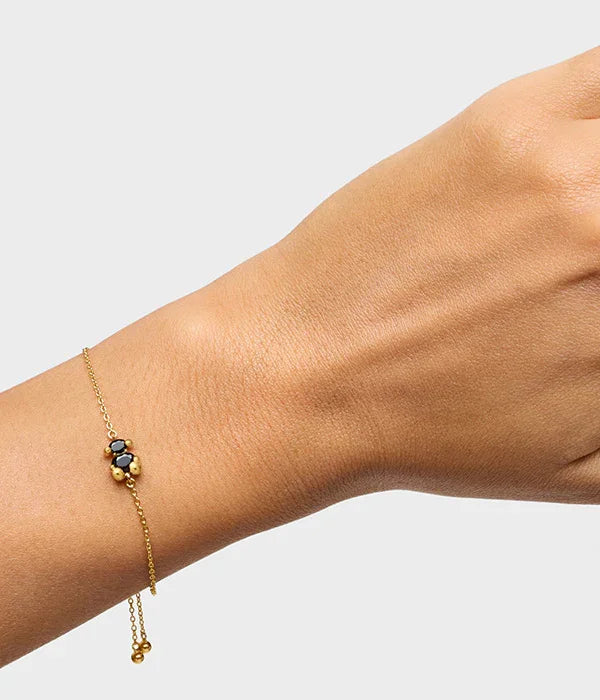 צמיד עדין עם תליון זהב משובץ אבנים כהות, תכשיטי CHOZEN קבוצת אלפא