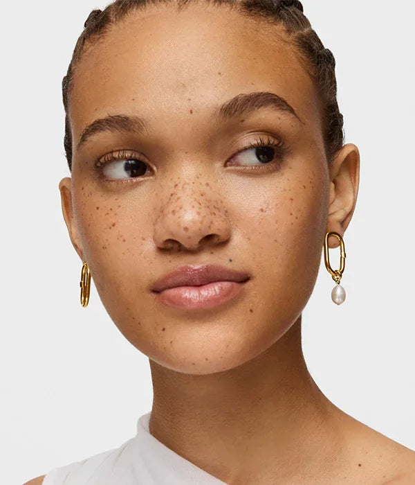 אישה עם עגילי זהב מודרניים ותליון פנינה, תכשיטים אופנתיים של CHOZEN