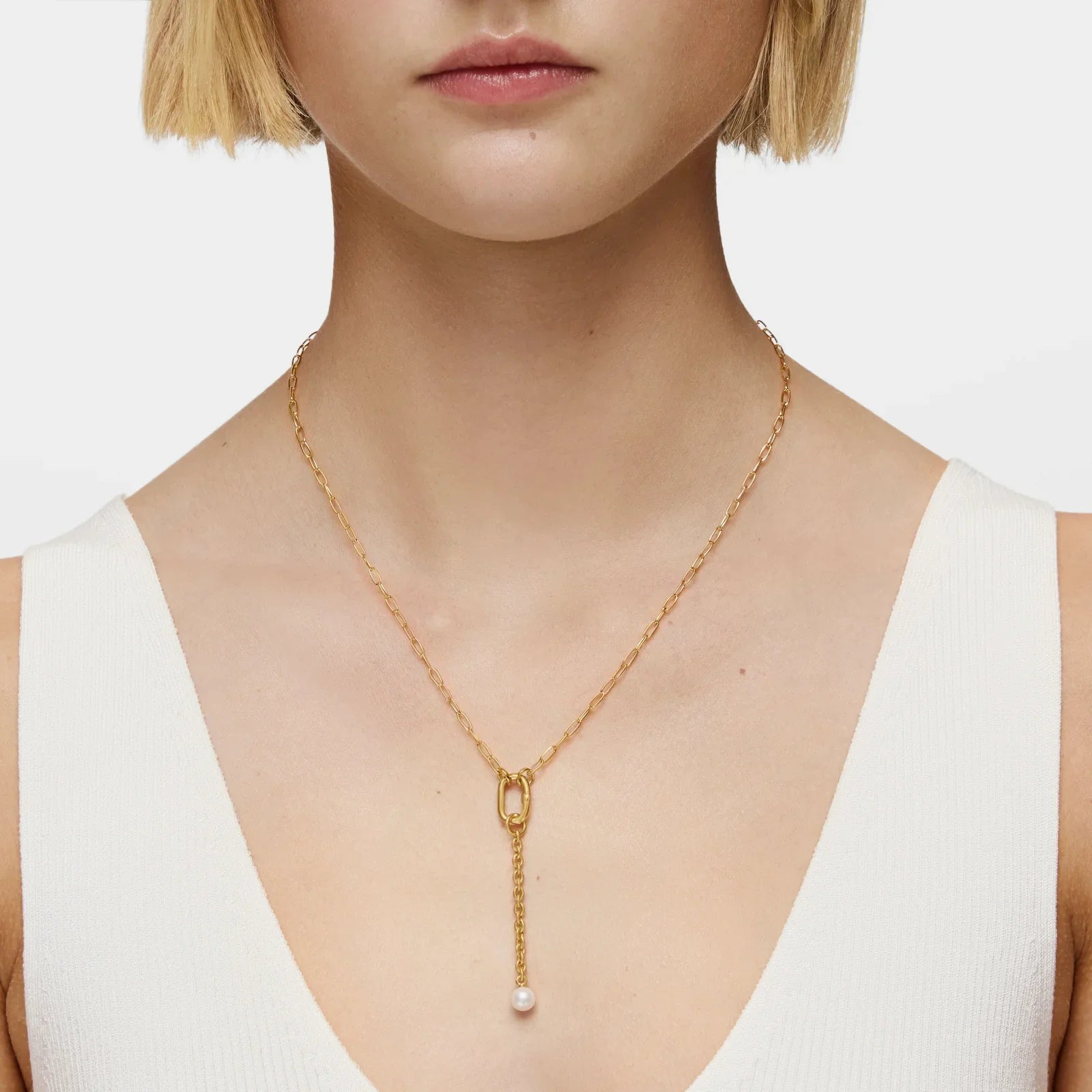 שרשרת זהב עדינה עם תליון פנינה על דוגמנית, תכשיטי אופנה CHOZEN