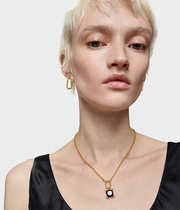 דוגמנית עונדת עגילי זהב ושרשרת זהב עם תליון יוקרתי, תכשיטים אופנתיים מבית CHOZEN