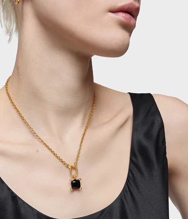 שרשרת זהב אופנתית עם תליון אבן שחורה על רקע שמלת סאטן, קולקציית CHOZEN