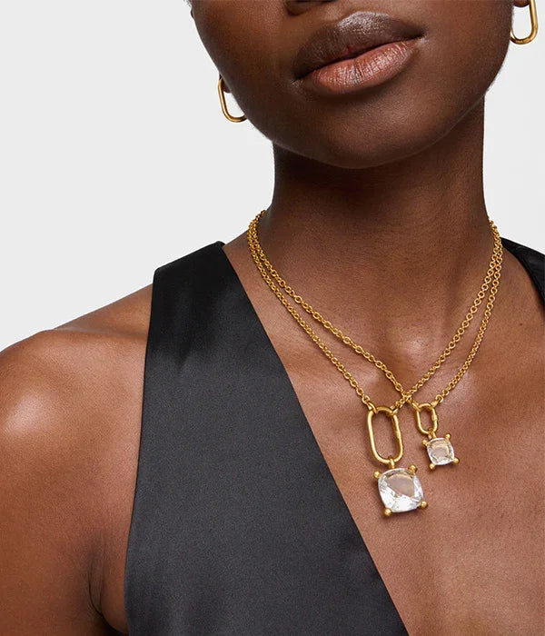 דוגמנית עונדת שרשראות זהב עם תליוני קריסטל, צילום תקריב אופנתי מחנות CHOZEN