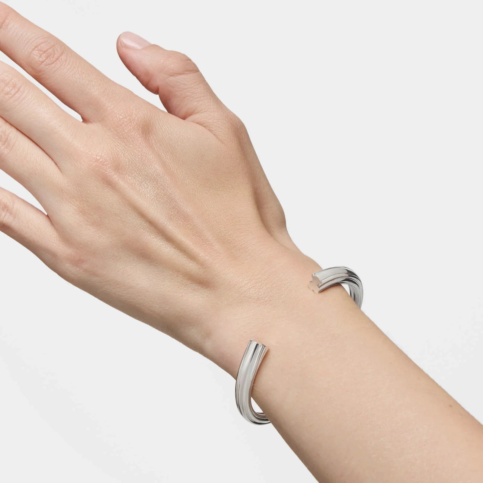 צמיד כסף מעוצב על יד, תכשיט אופנה יוקרתי מבית CHOZEN