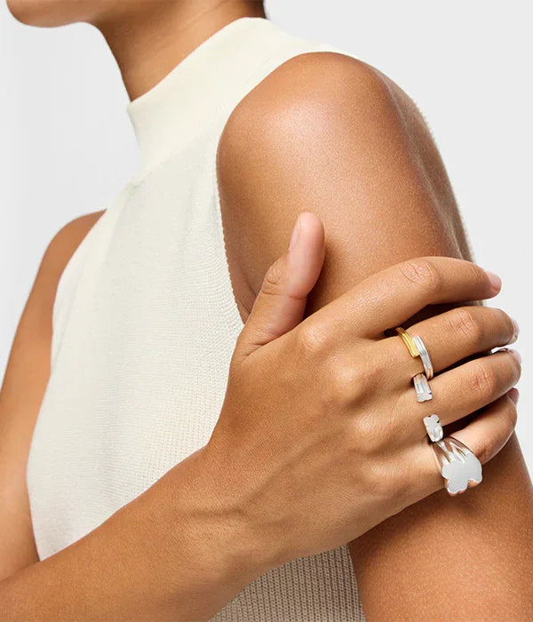 יד נשית עם טבעות מעוצבות בזהב וכסף, תכשיטים אופנתיים CHOZEN