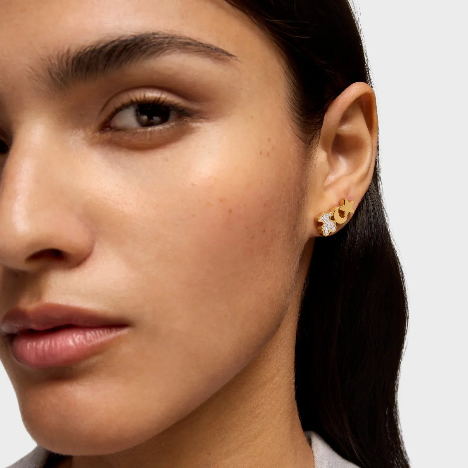 עגילי זהב לאישה, עיצוב מודרני ומינימליסטי, מבית CHOZEN אצל קבוצת אלפא