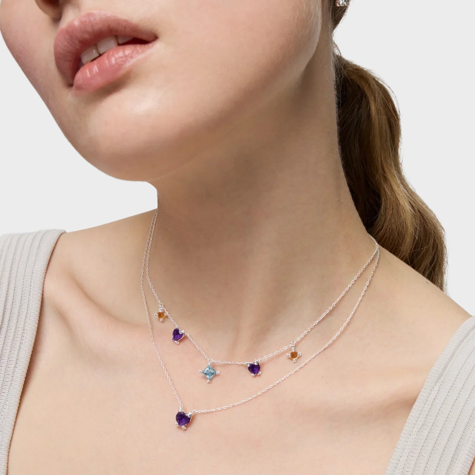 שרשראות כסף עם אבני חן צבעוניות על דגם, תכשיטים אלגנטיים מבית CHOZEN