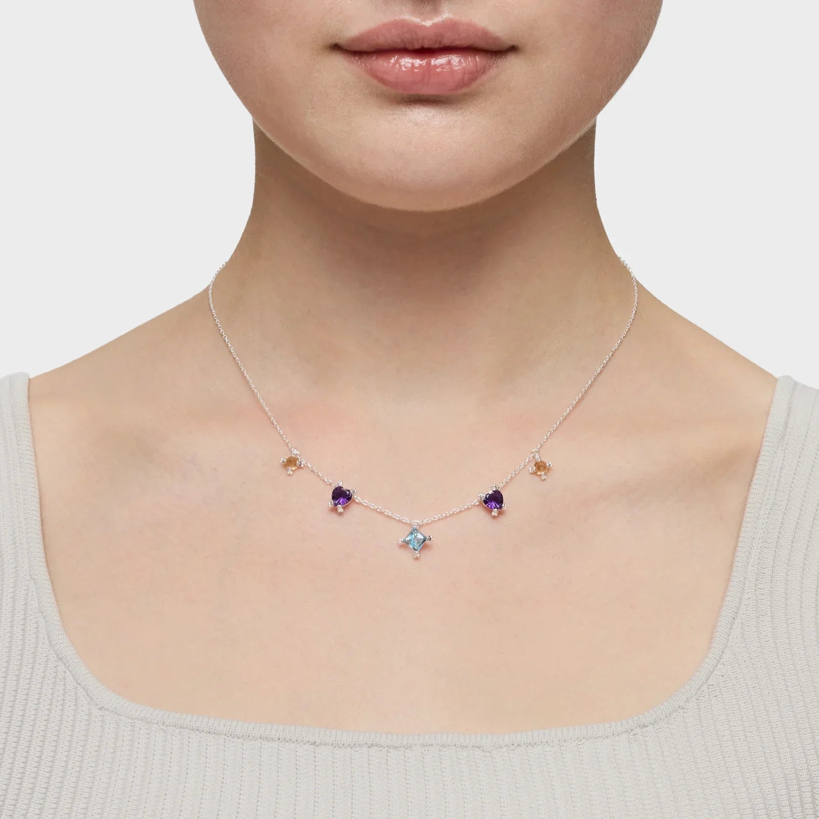 שרשרת כסף עם תליוני אבנים צבעוניים על דוגמנית, תכשיטים יוקרתיים CHOZEN