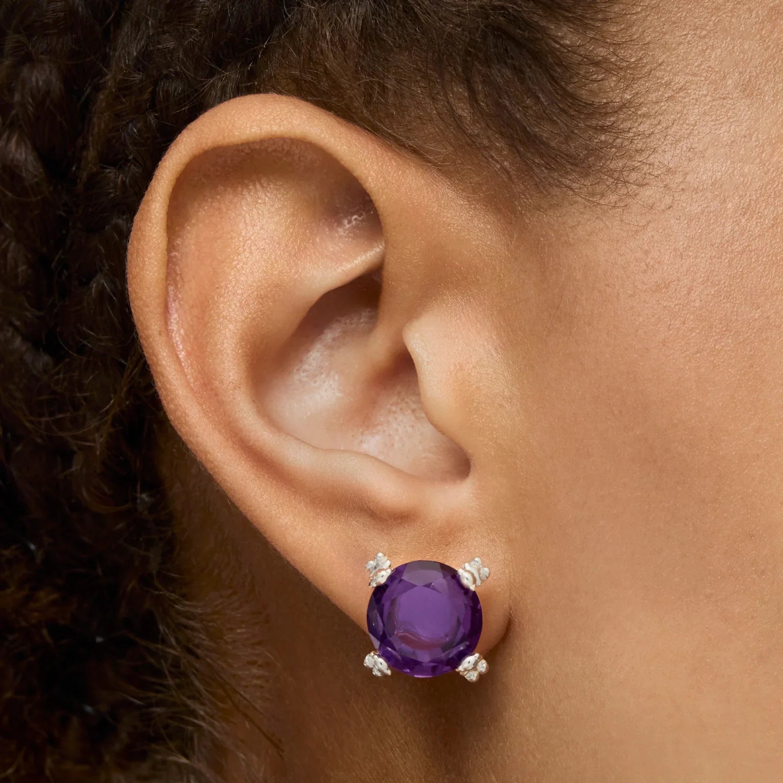 עגיל כסף עם אבן סגולה עגולה על אוזן, תכשיטים מובילים מ-CHOZEN