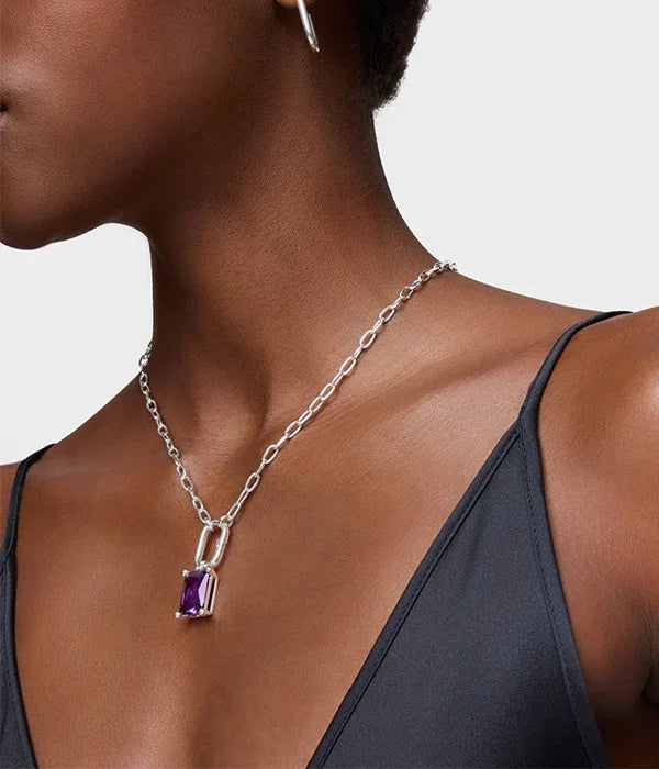 שרשרת כסף אופנתית עם תליון אבן סגולה על דוגמנית, מותג תכשיטים CHOZEN