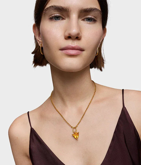 דוגמנית עונדת שרשרת זהב תליון ועגילי חישוק, אופנה לנשים מבית CHOZEN