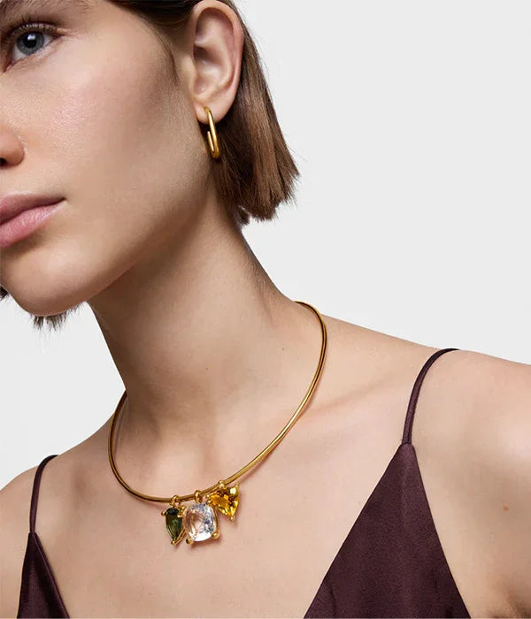 דוגמנית עונדת שרשרת זהב מעוצבת ועגילים, תכשיטים יוקרתיים CHOZEN