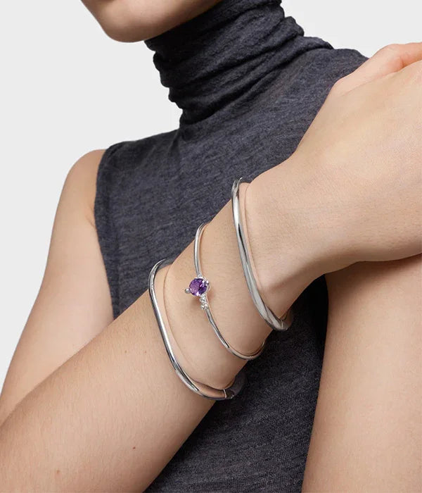 צמיד כסף אופנתי עם אבן סגולה על זרוע אישה, קולקציית תכשיטים CHOZEN