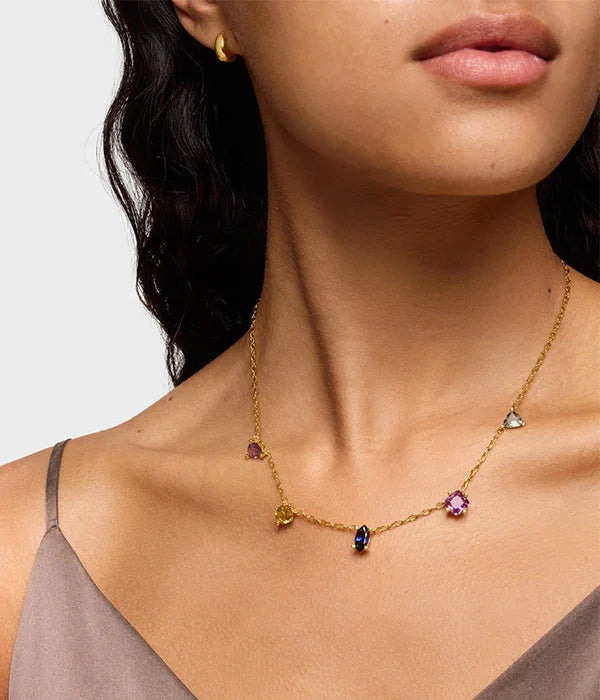 דוגמנית עונדת שרשרת זהב עם אבני חן צבעוניות, תכשיטי אופנה יוקרתיים CHOZEN