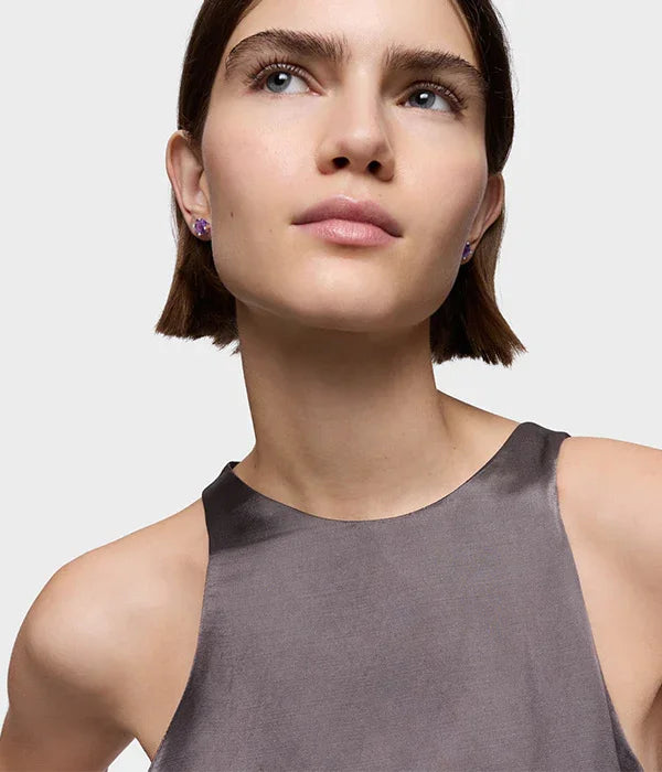 דוגמנית עם עגילי יהלום סגולים ולבוש אפור, צילום תדמית לאתר CHOZEN מותגים מובילים