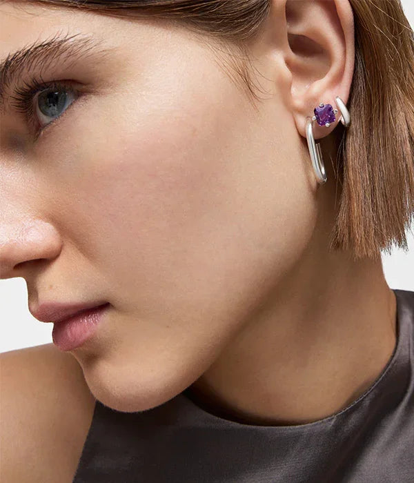 אישה עונדת עגיל כסף עם אבן סגולה, תכשיטים אופנתיים של CHOZEN