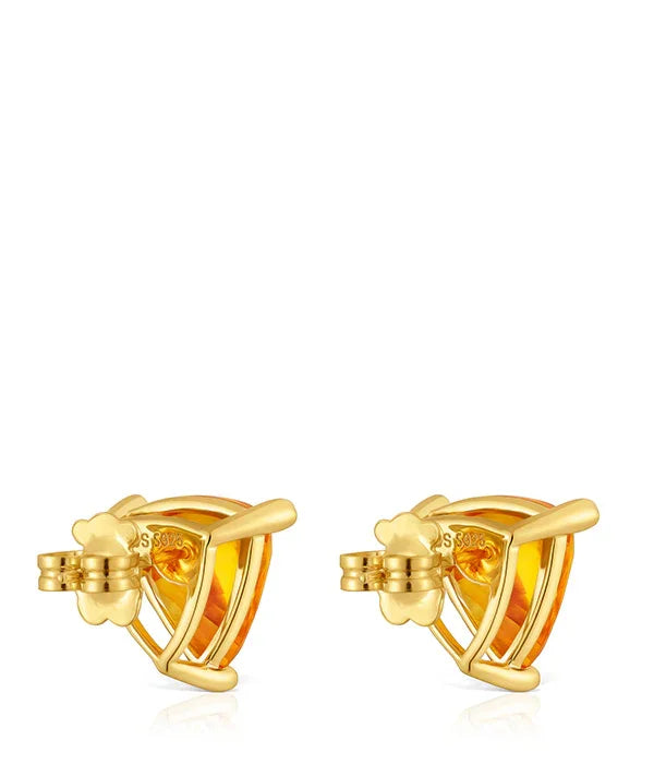 עגילי זהב משולשים בעיצוב מודרני, תכשיטי CHOZEN, תצוגה על רקע לבן