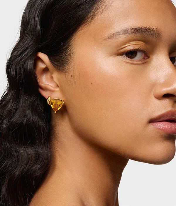 דוגמנית עם עגיל זהב בעיצוב מודרני, תכשיטים יוקרתיים CHOZEN מבית קבוצת אלפא