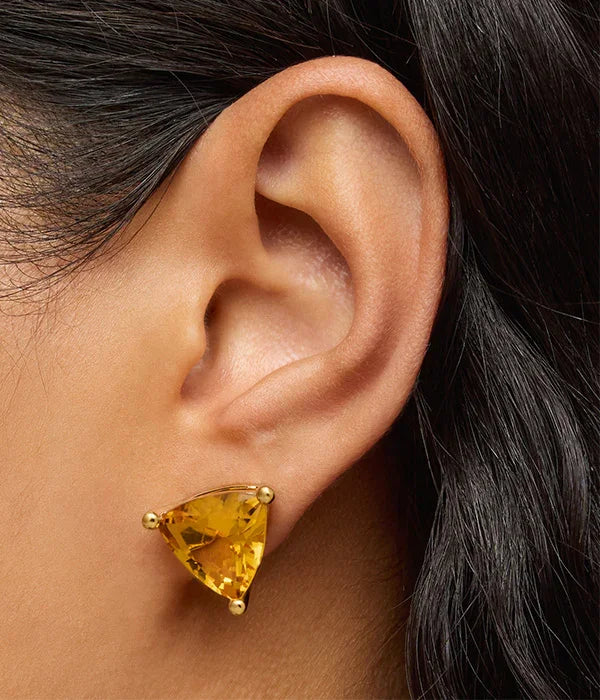 עגיל זהב משולש על אוזן, תכשיטים יוקרתיים CHOZEN מבית קבוצת אלפא