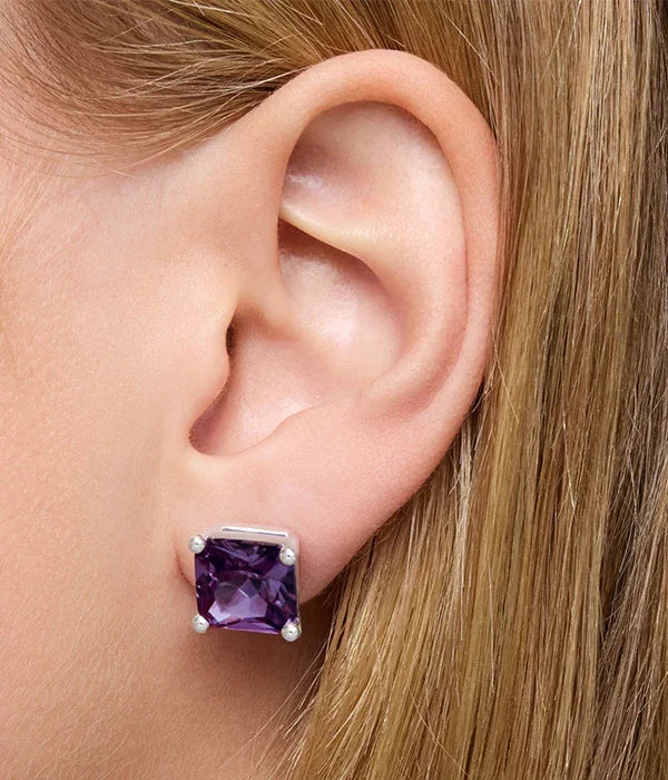 עגיל כסף עם אבן סגולה מרובעת על אוזן דוגמנית, תכשיט יוקרתי CHOZEN