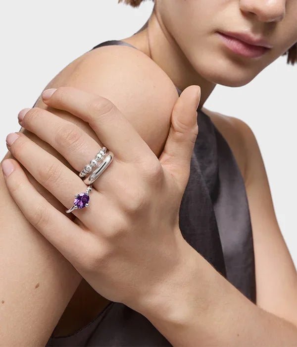 אישה עונדת טבעות כסף יוקרתיות עם אבן סגולה, תכשיטי CHOZEN, צילום תקריב אופנתי