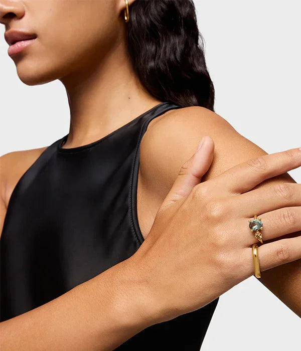 אישה עונדת טבעת זהב עם אבן ירוקה ועגילים, אופנה יוקרתית CHOZEN
