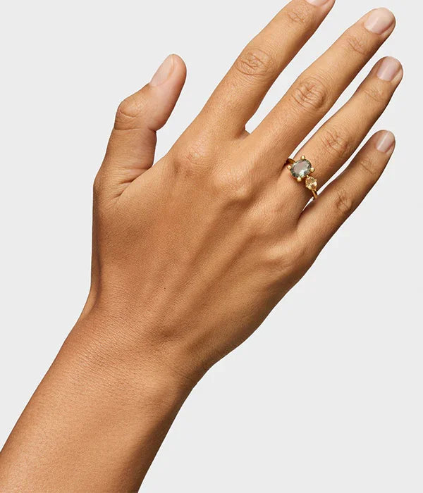 טבעת זהב עם אבן מיוחדת על יד דוגמנית, תכשיטים יוקרתיים CHOZEN