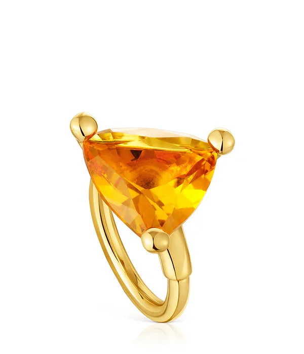 טבעת זהב מעוצבת עם אבן משולשת כתומה, תכשיט יוקרתי CHOZEN מבית קבוצת אלפא