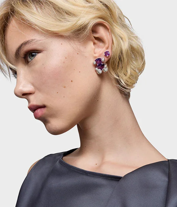 אישה עונדת עגילי פרחים סגולים ואבני פנינה, אופנה יוקרתית מבית CHOZEN