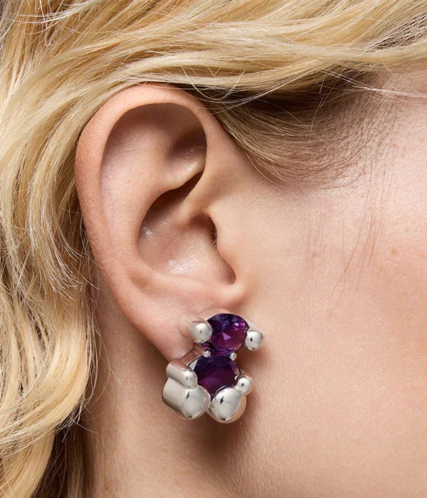 עגיל כסף עם אבני חן סגולות בעיצוב דובי על אוזן, אופנה יוקרתית מבית CHOZEN