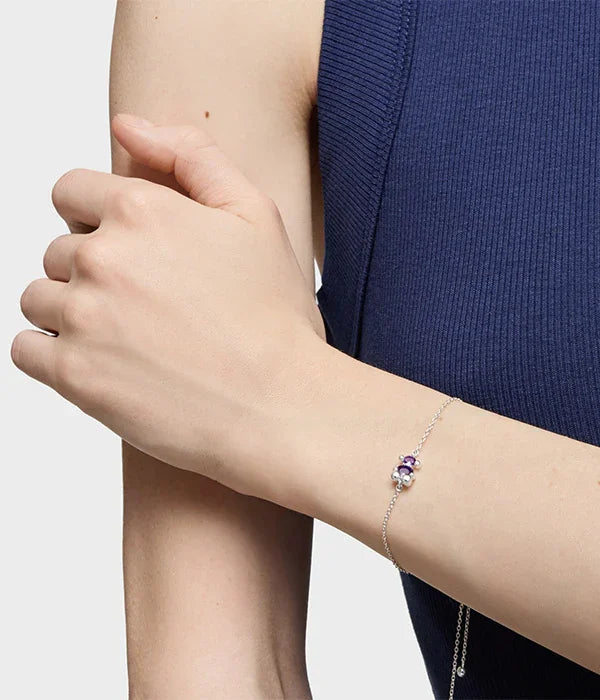 צמיד כסף עדין עם אבני סגול ולבן על יד אישה, קולקציית תכשיטים CHOZEN