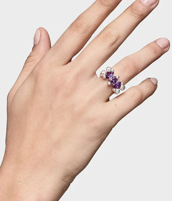 טבעת כסף עם אבני חן סגולות ועיצוב ייחודי על יד דוגמנית, תכשיטים ב-CHOZEN