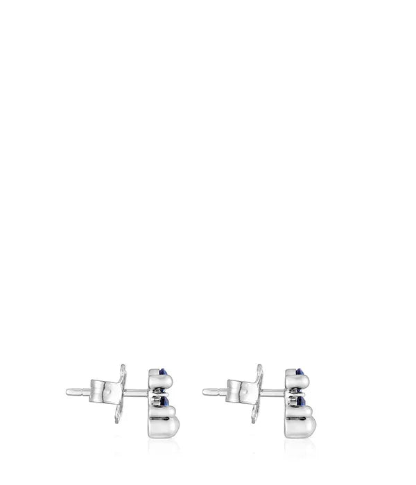 עגילי כסף קטנים בעיצוב מודרני על רקע לבן מבית CHOZEN, תכשיטים יוקרתיים