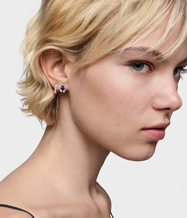 דוגמנית עם עגילי כסף ועגיל פרח כחול, צילום תדמית לאתר CHOZEN מותגים בינלאומיים