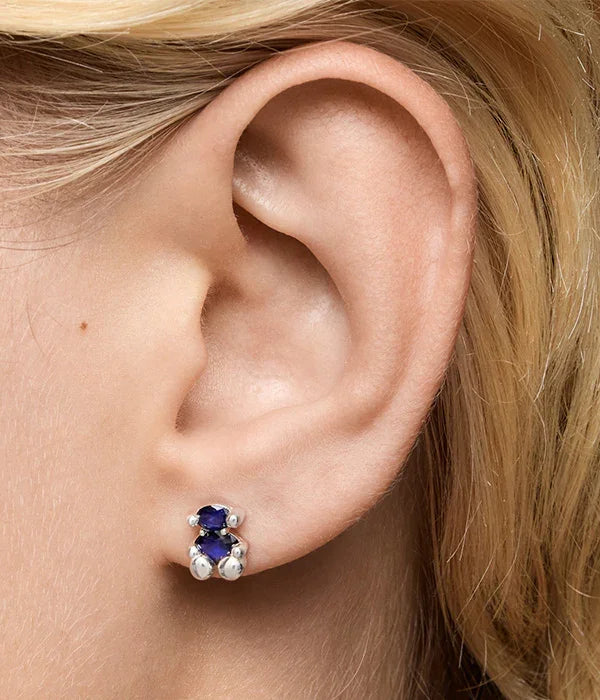 עגיל כסף עם אבן כחולה זוהרת על אוזן, תכשיטי CHOZEN מותגים מובילים