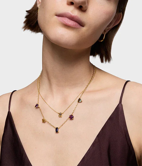 אישה עונדת שרשרת זהב עם תליונים צבעוניים, תכשיטים יוקרתיים מקבוצת אלפא CHOZEN