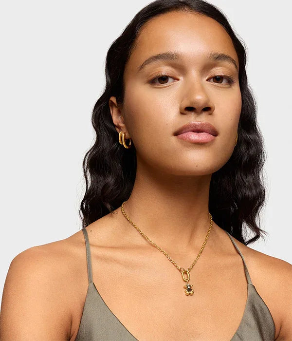 אישה עם עגילי זהב שרשרת תליון אופנתית, תכשיטים יוקרתיים CHOZEN