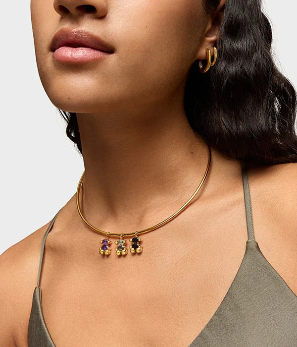 שרשרת זהב אופנתית עם תליונים צבעוניים מבית CHOZEN, מוצגת על דוגמנית