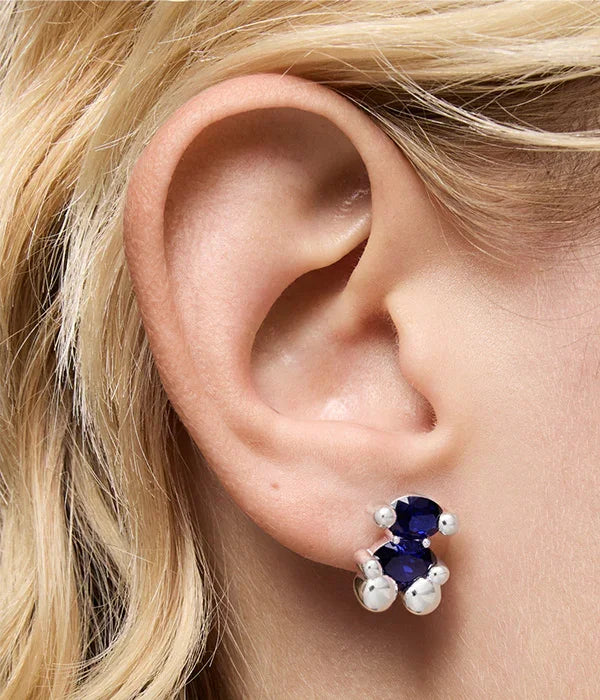 עגיל כסף בעיצוב מודרני עם אבנים כחולות על אוזן אישה, CHOZEN תכשיטים מובילים