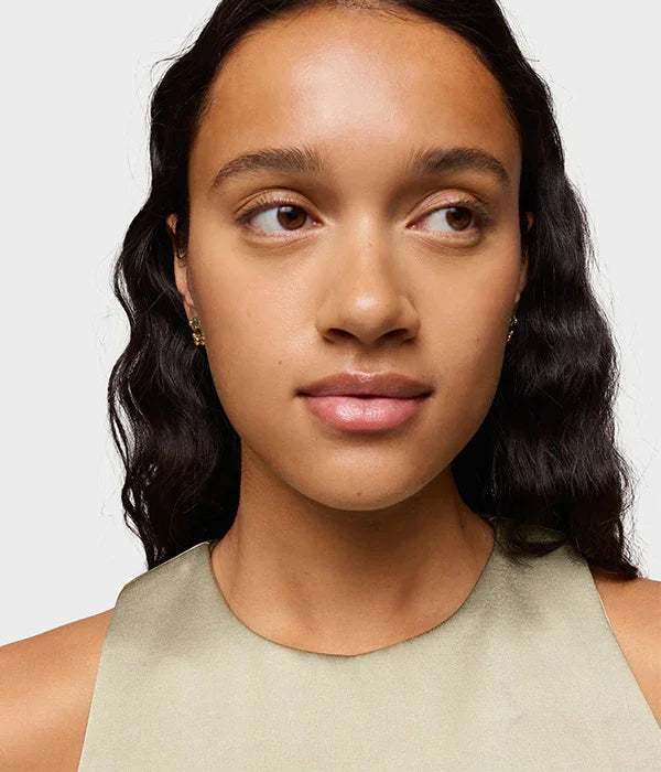 דוגמנית צעירה עם עגילי זהב עדינים, צילום תקריב לאתר CHOZEN מותגים מובילים