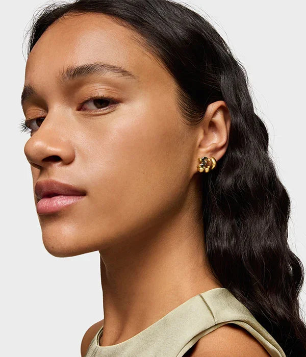 דוגמנית עונדת עגילי זהב יוקרתיים, תכשיטים מבית CHOZEN, צילום תקריב אופנתי