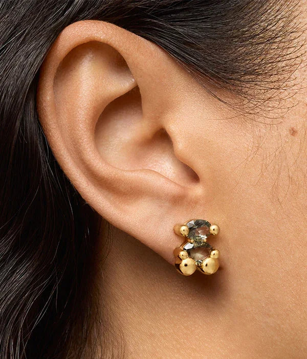 עגיל זהב בעיצוב יוקרתי משובץ אבן כהה על אוזן, קולקציית תכשיטים CHOZEN